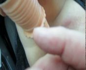 Вибратором и ручкой писю дрочит